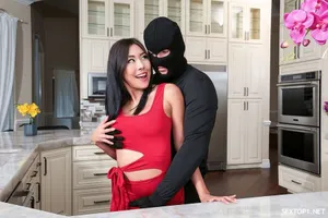 Bị gã cấp trên ép quan hệ đến mang thai và giờ đây gã ta lại tìm đến…